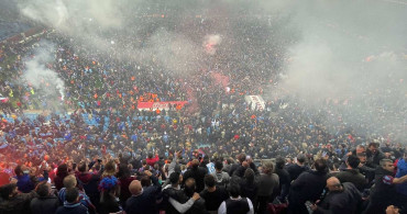 Süper Lig’de Şampiyon Trabzonspor oldu! Taraftarlar sahayı görünmez kıldı