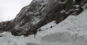 Sürücüler dikkat: Hakkari-Çukurca kara yolu çığ nedeniyle kapatıldı