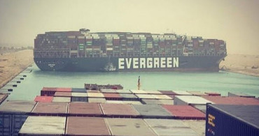 Süveyş Kanalı'nda Gemi Karaya Oturdu! Dünya Ticareti Sarsıldı