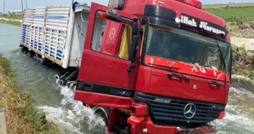 Tarsus ilçesinde yaşanan akılalmaz kazada tır sulama kanalına düştü!