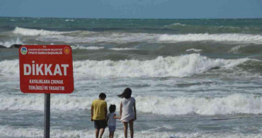 Tatil yapacak olanlara fırtına engeli: İki ilde denize girmek yasaklandı