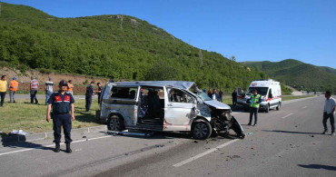 Tokat'ta feci kaza: Minibüs ile otomobilin çarpışması sonucu 2 kişi öldü, 12 kişi yaralandı!