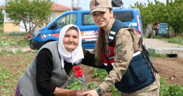Tokat'ta Jandarma Köy Köy Gezerek Anneler Günü'nü Kutladı