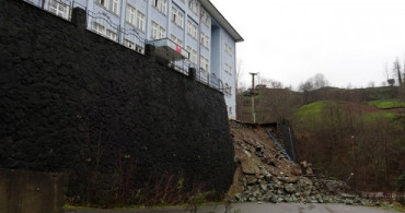 Trabzon'da İstinat Duvarı Çöktü
