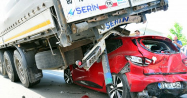 Trabzon'daki Kazada Otomobil Tırın Altında Kaldı