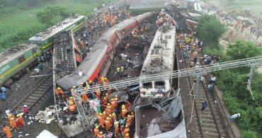 Tren kazası faciaya dönüştü: Ölü sayısı artıyor