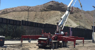 Trump Destekçileri Meksika Sınırına Duvar İnşa Etmeye Başladı