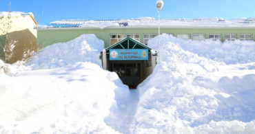 Tunceli'nin Ovacık İlçesinde Binalar Kardan Görünmez Oldu
