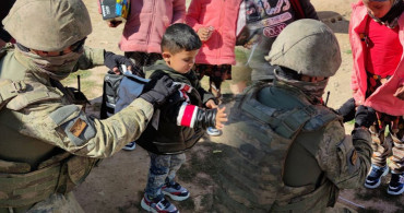 Türk Askeri Barış Pınarı Bölgesindeki Çocukları Sevindirdi