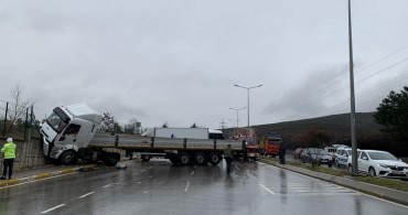 Tuzla'da Tır Kazası: Kontrolden Çıkan Araç Jandarma Komutanlığının Duvarına Çarptı!