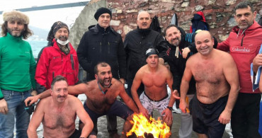 Üsküdar'da Bir Grup Vatandaş Kar Yağarken Denize Girdi: Deniz Şifadır!