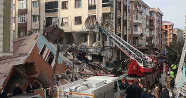 Üsküdar'da İki Katlı Ahşap Bina Çıkan Yangın Nedeniyle Çöktü