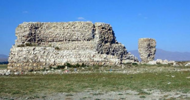 Van Gölü’ndeki Sular Çekildi, Tarihi Erciş Kalesi Ortaya Çıktı