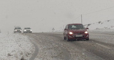 Van’da göz gözü görmedi: Kar yağışı ulaşımı felç etti