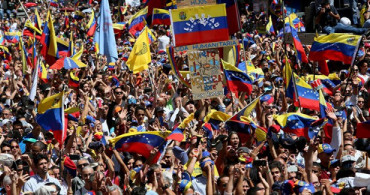 Venezuela'da Karşıt Taraflar Sokaklara İniyor 
