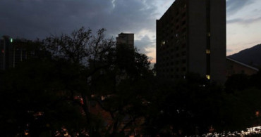 Venezuela'nın 22 Eyaletinde Elektrikler Kesildi, Hayat Durdu