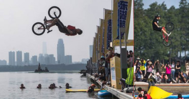 Wuhan’da Bisikletle Göle Atlama Festivali