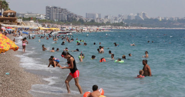 Yangınların Ardından Tekrar Canlanan Antalya'nın Konyaaltı Plajında Oturacak Yer Kalmadı