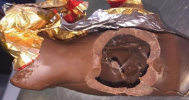 Yediği Çikolatanın İçinden O Hayvanın Ölüsü Çıktı! Hem de Birkaç Tane!
