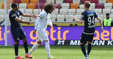 Yeni Malatyaspor, Kasımpaşa maçına damga vuran isim olan Sadık Çiftpınar'ı kadro dışı bıraktığını açıkladı!