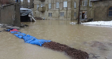 Yüksekova'yı Sel Bastı; Evler Su Altında Kaldı