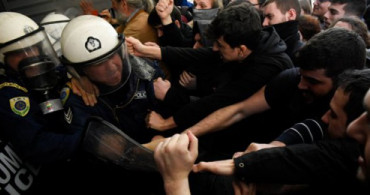 Yunanistan'da Halk Sokaklara Döküldü