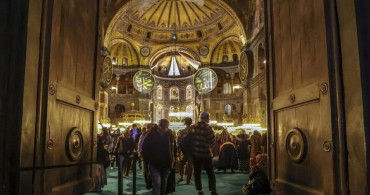 Yunanistan’dan skandal Ayasofya ifadeleri: Müslümanlar duvarlarını yiyor