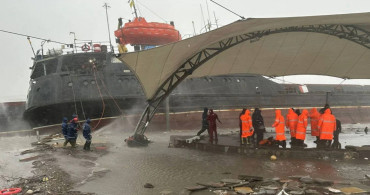 Zonguldak’ta dalgalar yük gemisini karaya sürükledi: Çok sayıda personel tahliye edildi