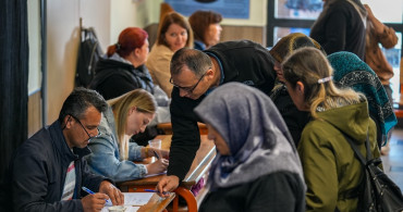 İzmir'de Çifte Vatandaşlar Oy Kullanıyor