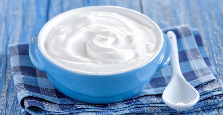 100 gram süzme yoğurt kaç kalori? Süzme yoğurt ne kadar tüketilmeli? Protein miktarı ile normal yoğurdu raflarda bırakacak süzme yoğurdun faydaları