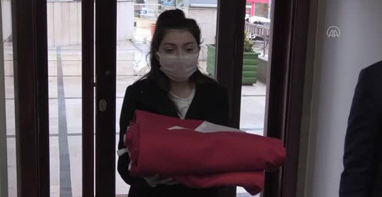 18 Mart'ta Göndere Çekilecek Ay Yıldızlı Bayrak Zonguldak'a Ulaştı