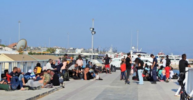 180 Göçmen Şişme Botla Yunanistan'a Geçerken Yakalandı