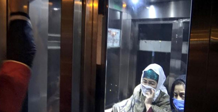 2 Kadın Metrobüs Asansöründe Kaldı