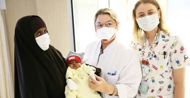 4 Bacaklı Doğan Bebeği Türk Hekimleri Tedavi Etti