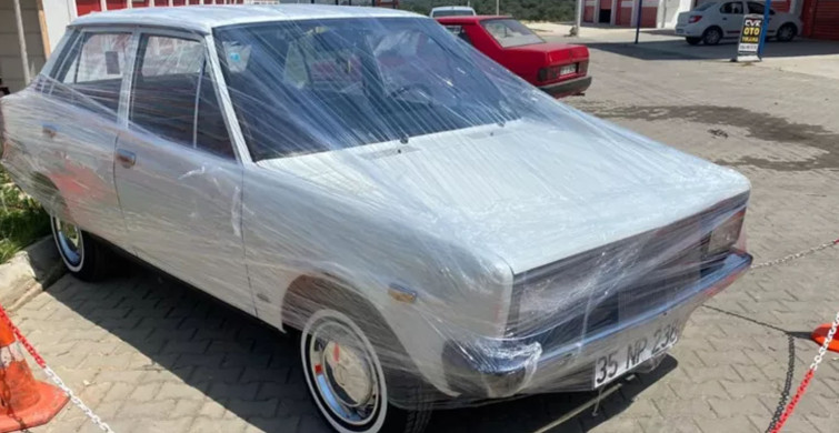 79 model otomobilini streç filmle koruyor! Bayrama özel dışarı çıkardı