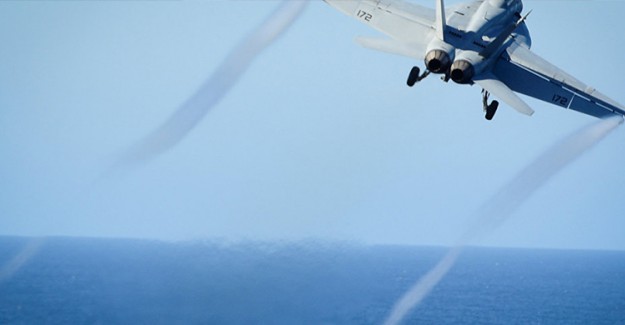 ABD'de Süper Hornet Savaş Uçağı Ölüm Vadisi'ne Çakıldı