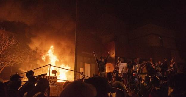 ABD'deki Protestocular Polis Merkezini Ateşe Verdi!