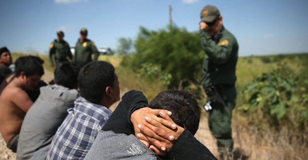 ABD-Meksika Sınırındaki Göçmenler Silahlı Bir Grup Tarafından Tutuklandı