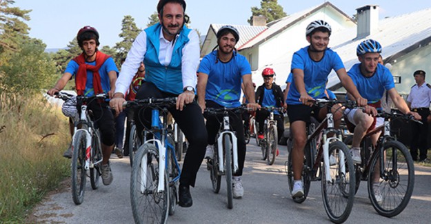 Adalet Bakanı Gül, Aladağ Gençlik Kampı'nda Bisiklet Sürdü