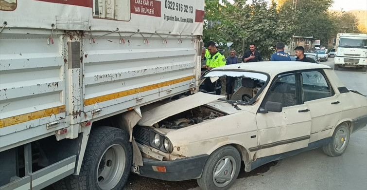 Adana'da Park Halindeki Kamyonete Çarpma Kazası