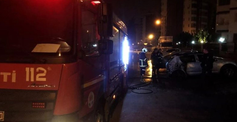 Adana'da 2 Otomobil Kundaklandı