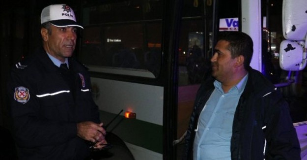 Adana'da Direksiyon Başında Okey Oynayan Halk Otobüsü Şoförüne Ceza Kesildi
