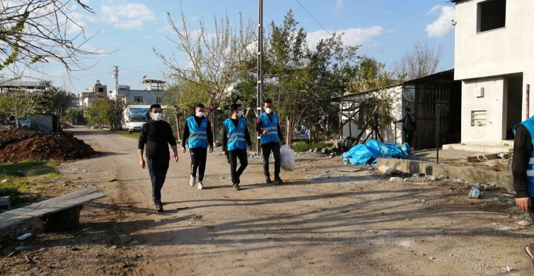 Adana'da Gençler Biriktirdikleri Harçlıklarıyla İhtiyaç Sahiplerine Pide Aldı