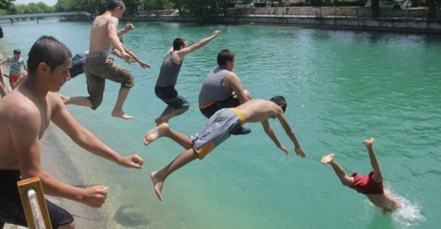 Adana'da Gençler Serinlemek İçin Yasağı Deldi