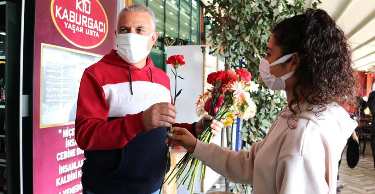 Adana’daki Kebapçıda Müşteriler Çiçekler Karşılandı