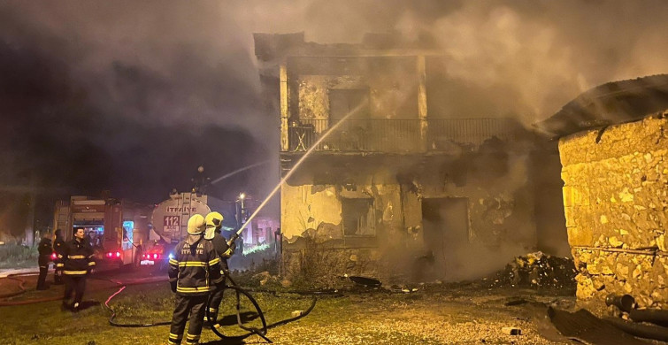 Adana’da korkunç yangın: 4 kişilik ailenin 3 ferdi hayatını kaybetti