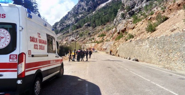 Adana’da otomobilin üstüne kaya düştü: 4 öğretmen yaşamını yitirdi