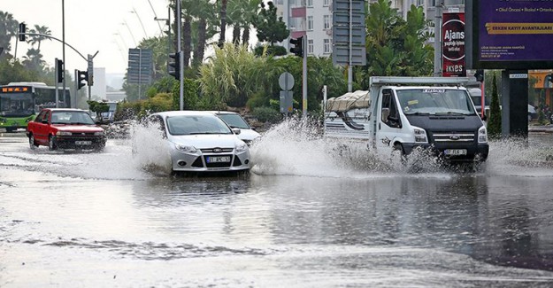 Adana'da Sağanak Yağış Hayatı Olumsuz Etkiledi