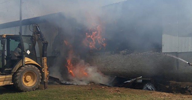 Adana'da Saman Deposunda Yangın Çıktı
