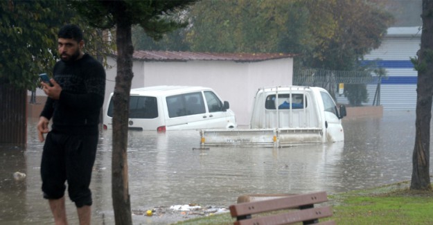 Adana'da Sele Kapılan 2 Kişi Kayboldu